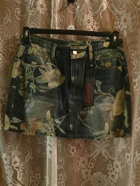 New ROMWE Women's Size M Dark Blue Denim Mini Skirt Vintage‎ Wash Floral Print